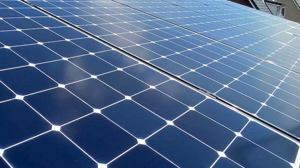 ¿Cómo funciona la aerotermia con placas solares? Descubre su eficiencia y ahorro - Future Energía