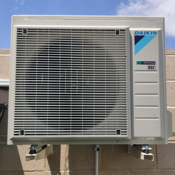 Unidad extrior aerotermia daikin altherma 3 con gas refrigerante  R32